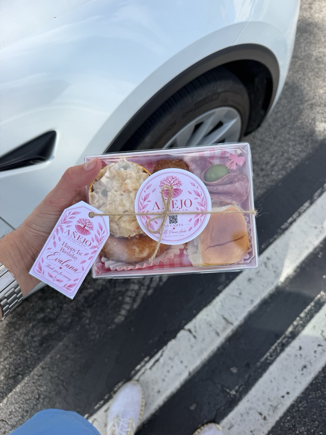 Personalized Cajita with pink event packaging